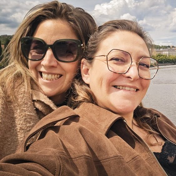 selfie amies dans les rues de prague