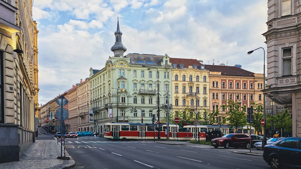 architecture colorée des batiments de prague et tramway rouge