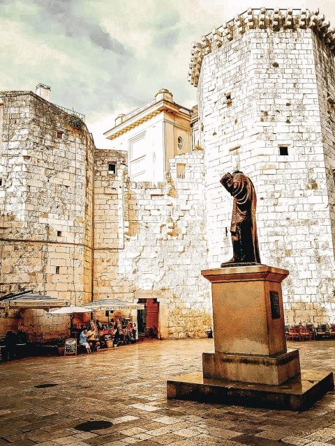 place du centre historique de split en croatie statue et stand de food