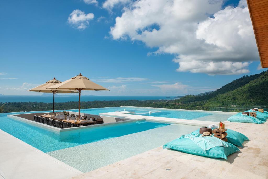 piscine an roof top avec vue imprenable sur les montagnes et la mer de koh samui en thailande