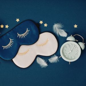 masque de nuit rose et bleu et reveil matin