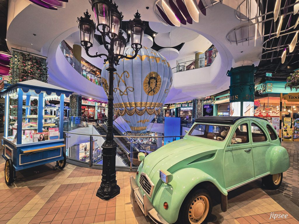 montgolfiere et voiture au terminal 21 rama 3 de bangkok
