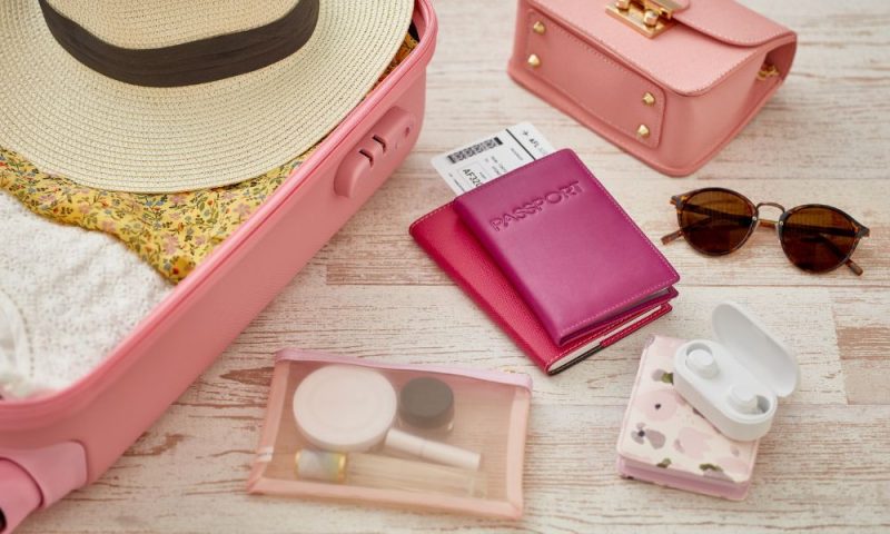 valise et passeport posé au sol