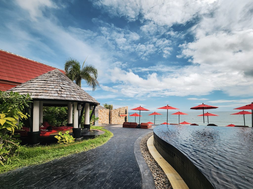 piscine avec vue sur la plage de chaweng au kirikayan hotel samui