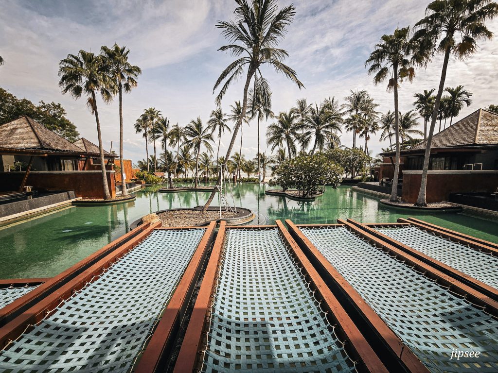 filets palmiers et grande piscine au centre de l'hotel mai samui en thailande