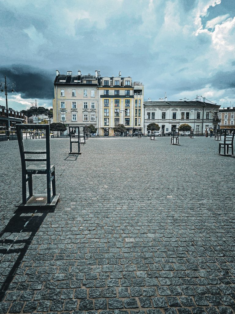chaise geante sur la place des heros de cracovie