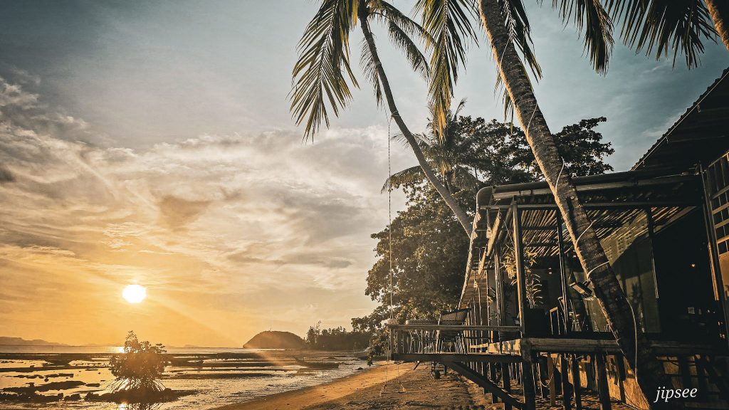 coucher de soleil sur une plage de koh samui en thailande