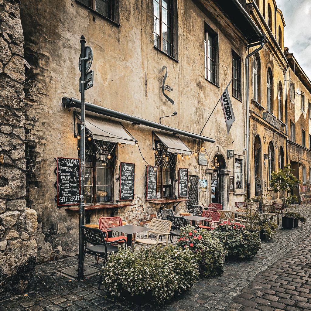 Terrasse de restaurant dans le quartier juif de Kazimierz à Cracovie