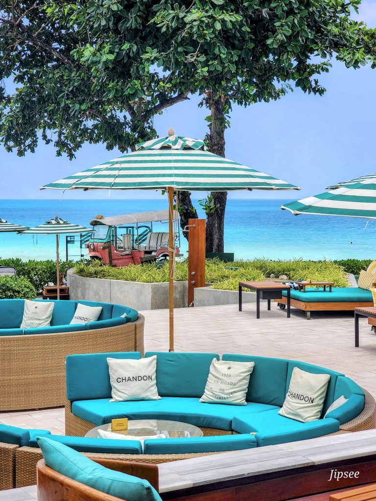 terrasse et tuk tuk decoratif au seen beach club koh samui