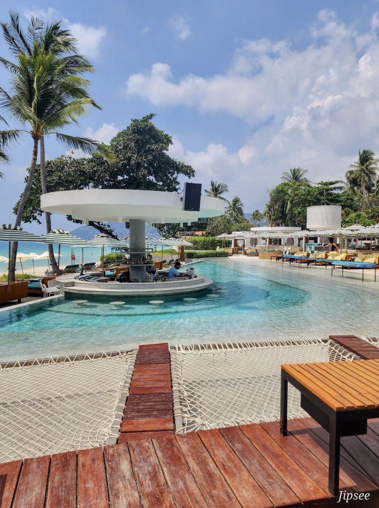 bar dans la piscine du seen beach club en bord de plage de chaweng a koh samui