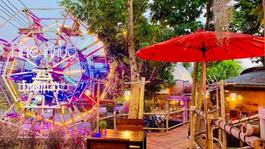 terrasse exterieure avec roue illuminée a l'hotel the mud koh samui