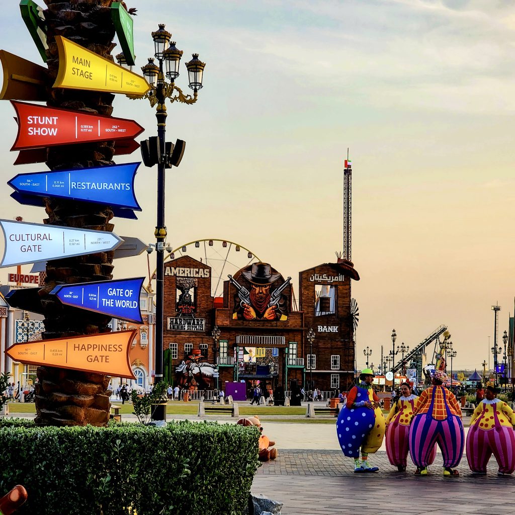 panneaux indicateurs et spectacle de clown a global village