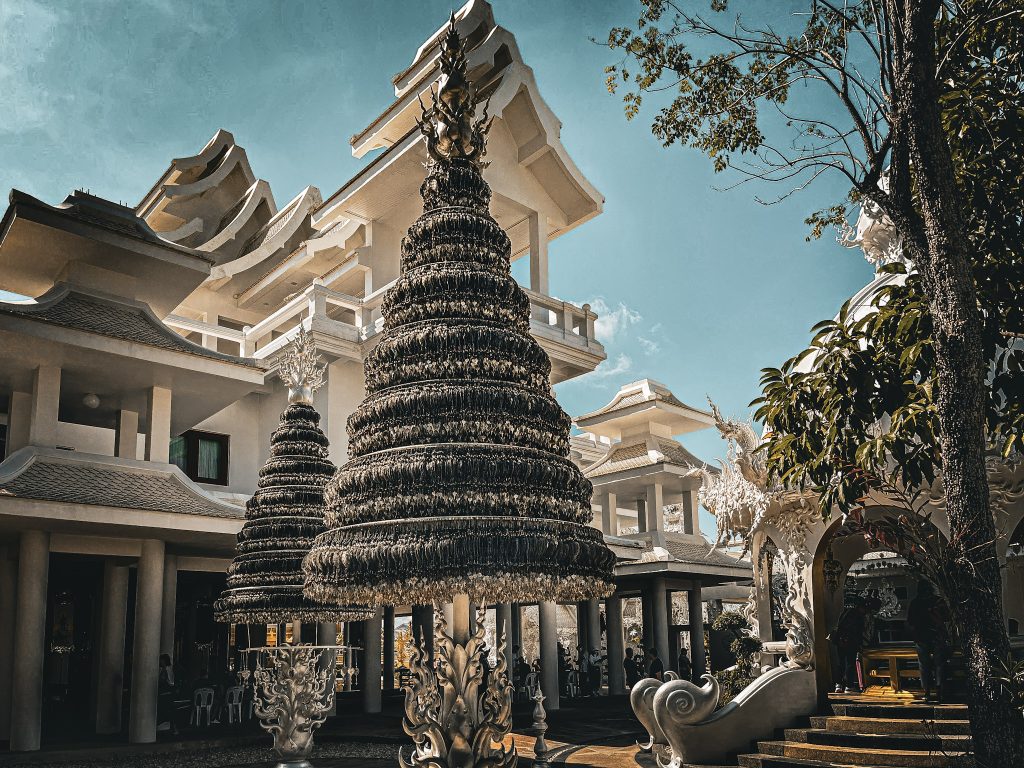 arbre a voeux temple blanc chaing rai dans le nord de la thailande