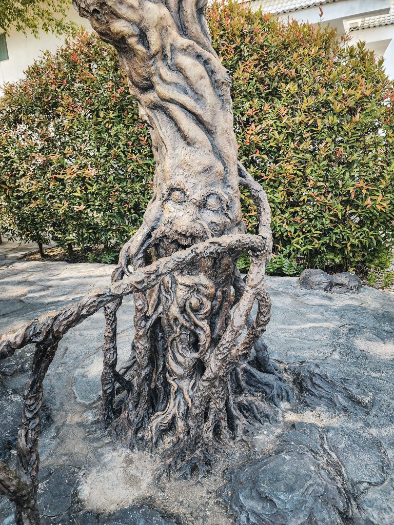 arbre sculpté dans les jardins du temple blanc de chaing rai