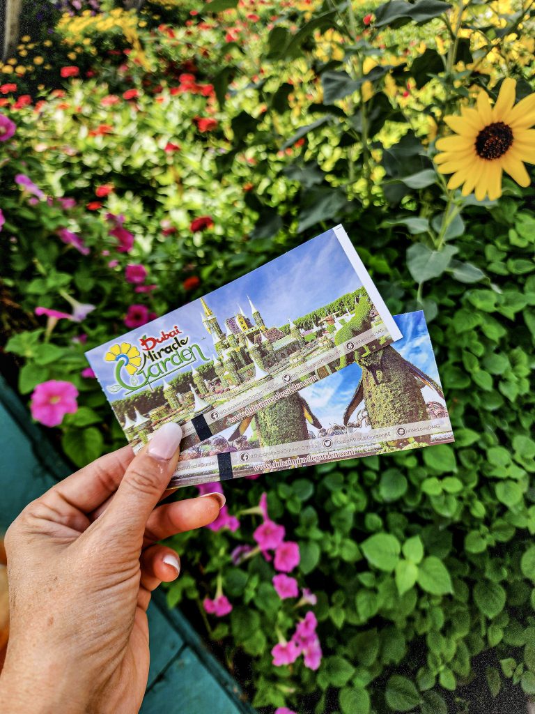 billet d'entree du dubai miracle garden tenu dans une main