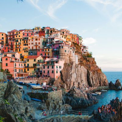 plage maisons colorées a flanc de rochers en italie. Bucket list italie blog voyage jipsee