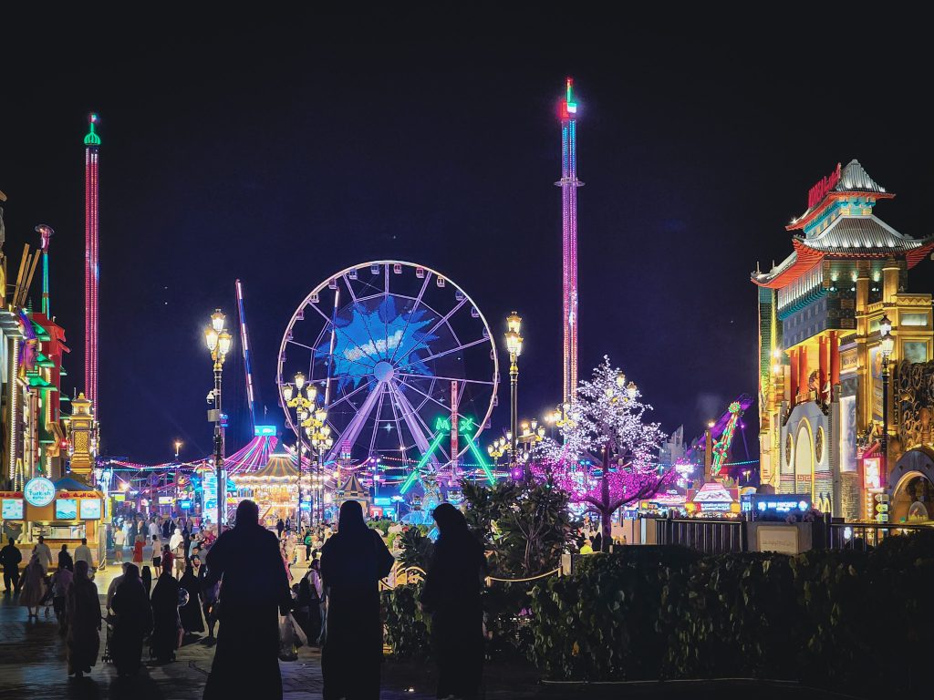 parc d'attraction le carnaval dans l'enceinte de global village