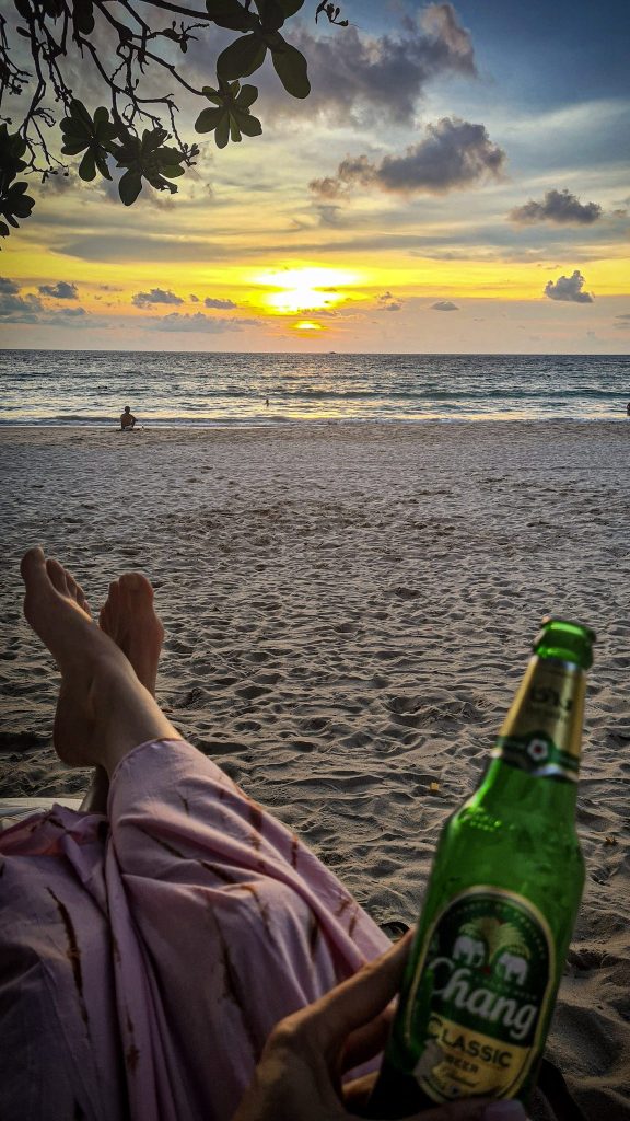 degustation de chang beer face a la plage de patong au sunset