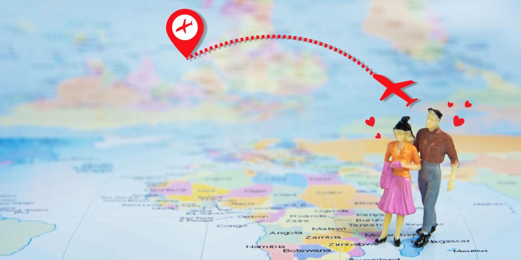 illustration d'un couple sur une carte du monde entrain de penser a sa destination de lune de miel
