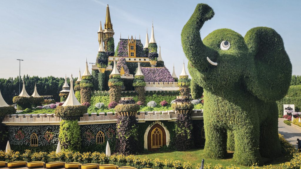 chateau feerique et elephant recouvert de fleurs et vegetaux au dubai miracle garden