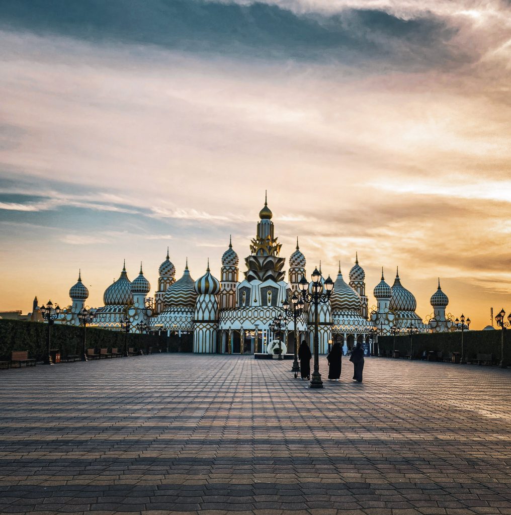 entree pricipale du parc miracle garden de dubai au coucher du soleil