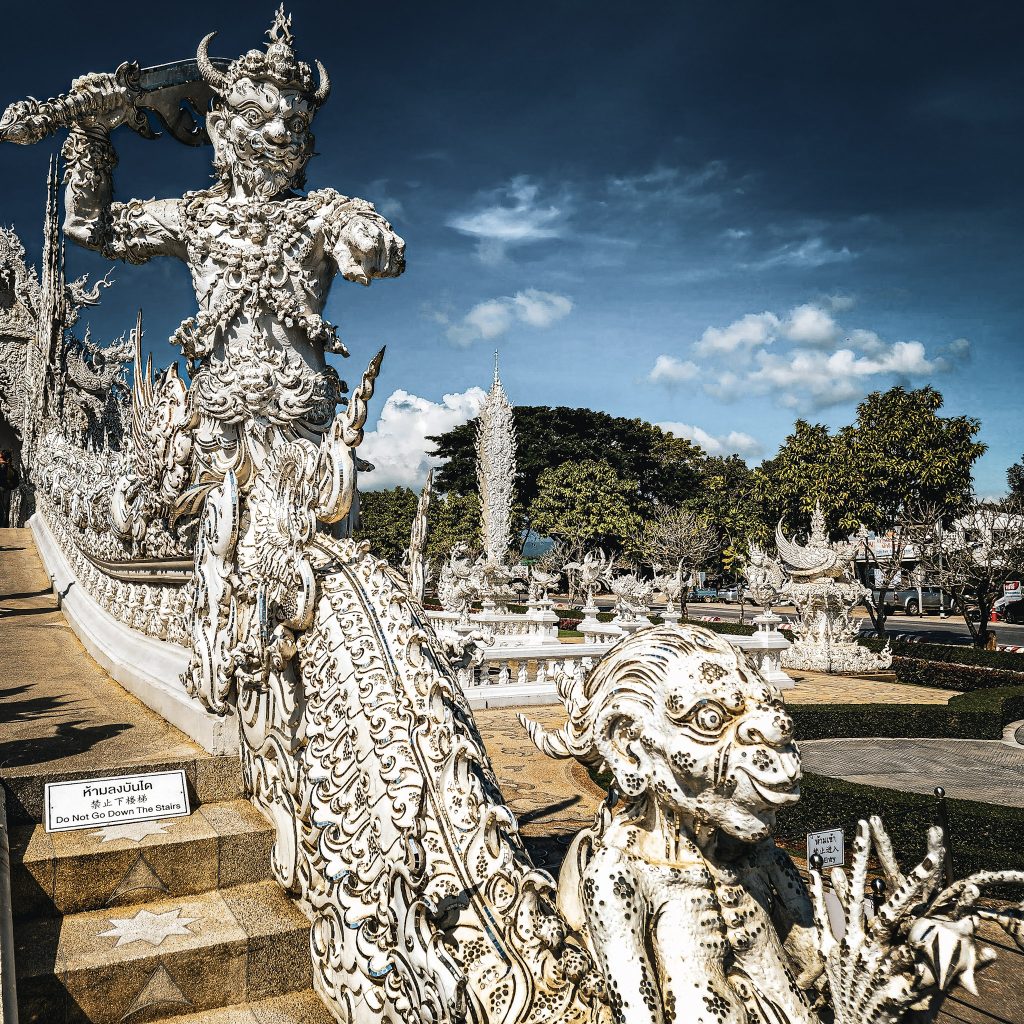 escalier sculpté entrée temple blanc chiang rai