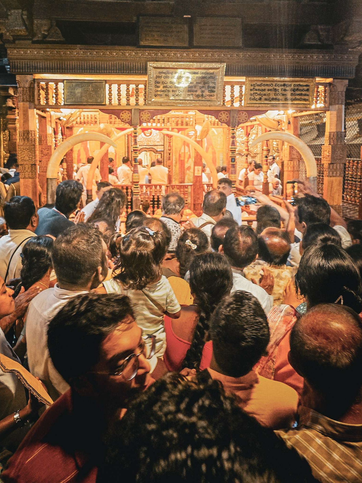 foule-temple-de-la-dent-kandy