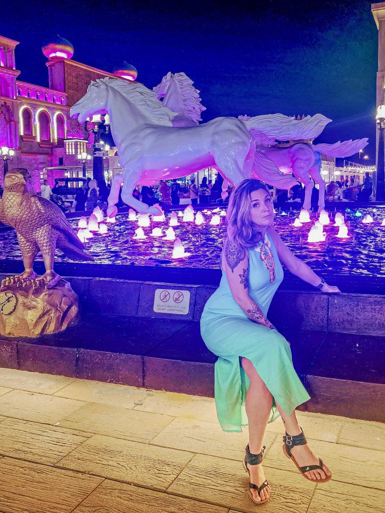 pause photo devant la fontaine illuminée du global village dubai