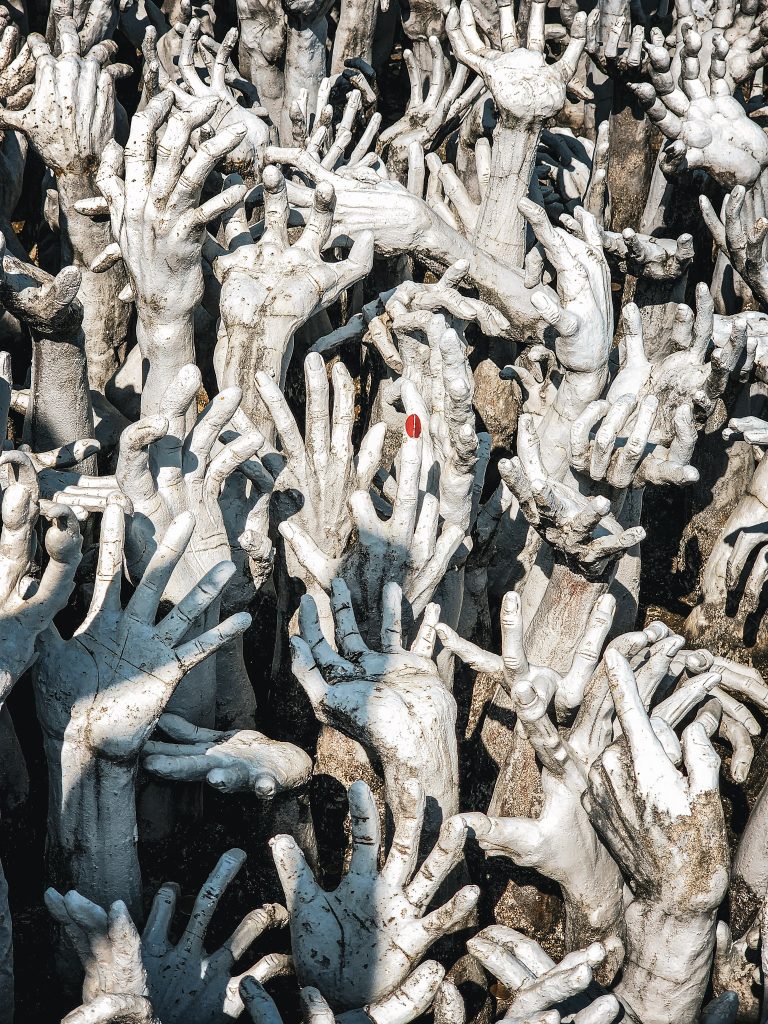 fosse aux mains a l'entree du temple blanc de chiang rai