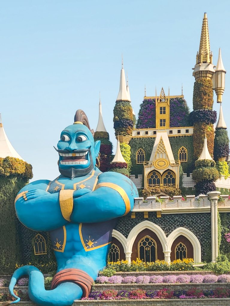 genie bleu et chateau dans larc miracle garden a dubai