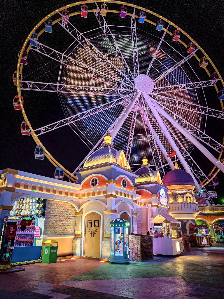 grande roue illuminée a la fete forraine le carnaval de global village dubai