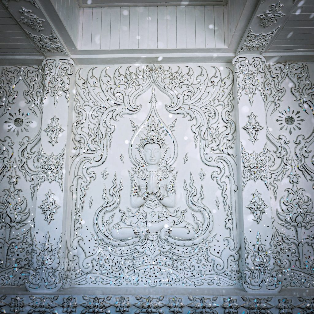 fragments de moroir incriustés sur les murs du temple blanc de chiang rai