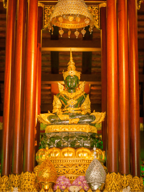 bouddha d'emeraude conserve dans le wat phra kaew dans l'enceinte du grand palais a bangkok