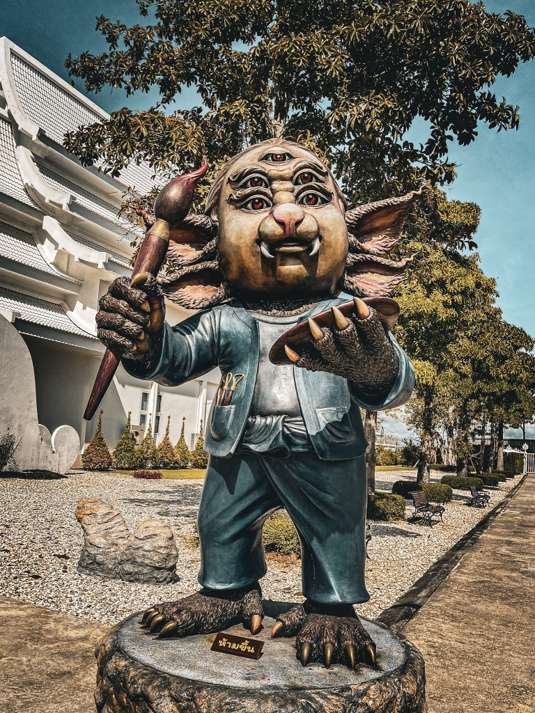 sculpture devant la galerie d'art de Chalermchai Kositpipat