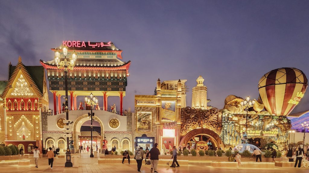 reconstitution de montgolfiere et de l'ambiance coree au global village de dubai
