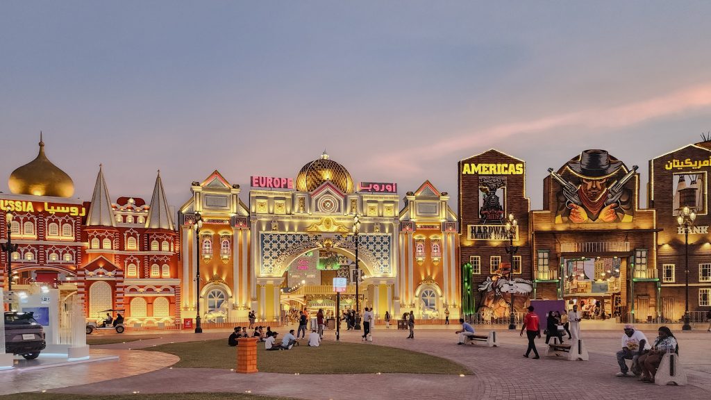 batiments illuminés du pavillon europe du parc global village a dubai