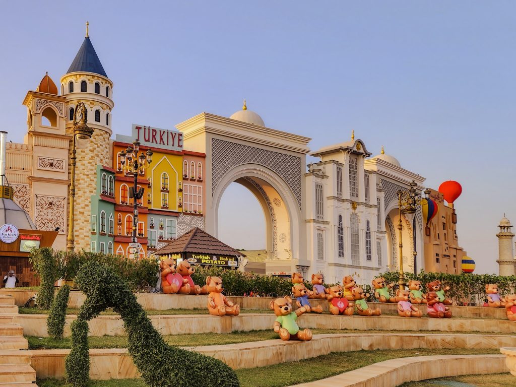 ours assis devant le pavillon turquie a global village dubai