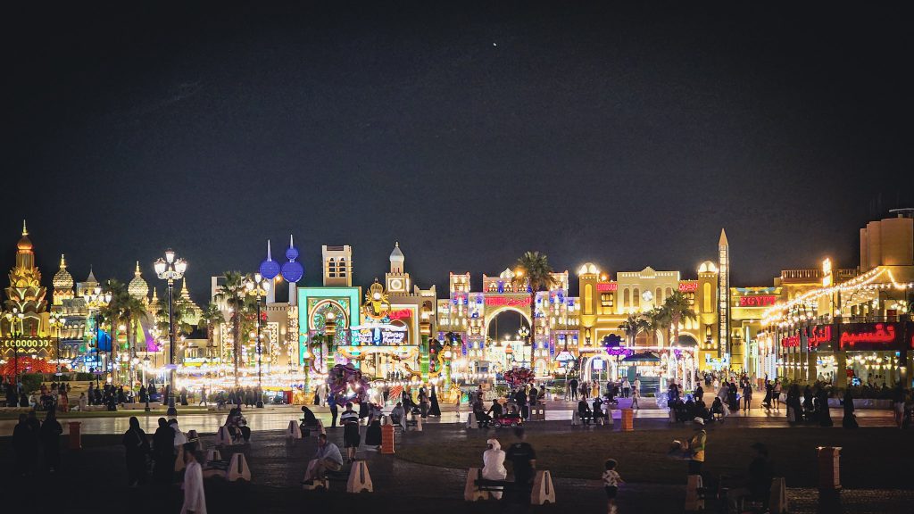 batiments illuminés sur la place pricipale de global village la nuit