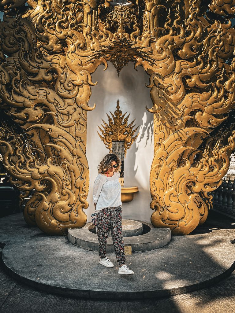 pose photo devant une sculpture dorée du temple blanc