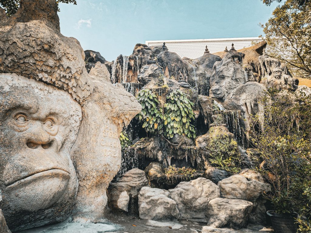 rocher sculpté des personnages divers dans les jardins du temple blanc de chiang rai