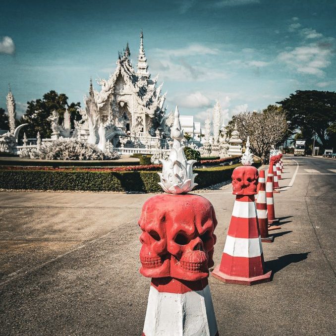 plots en tete de mort devant le temple bla,c de chiang rai