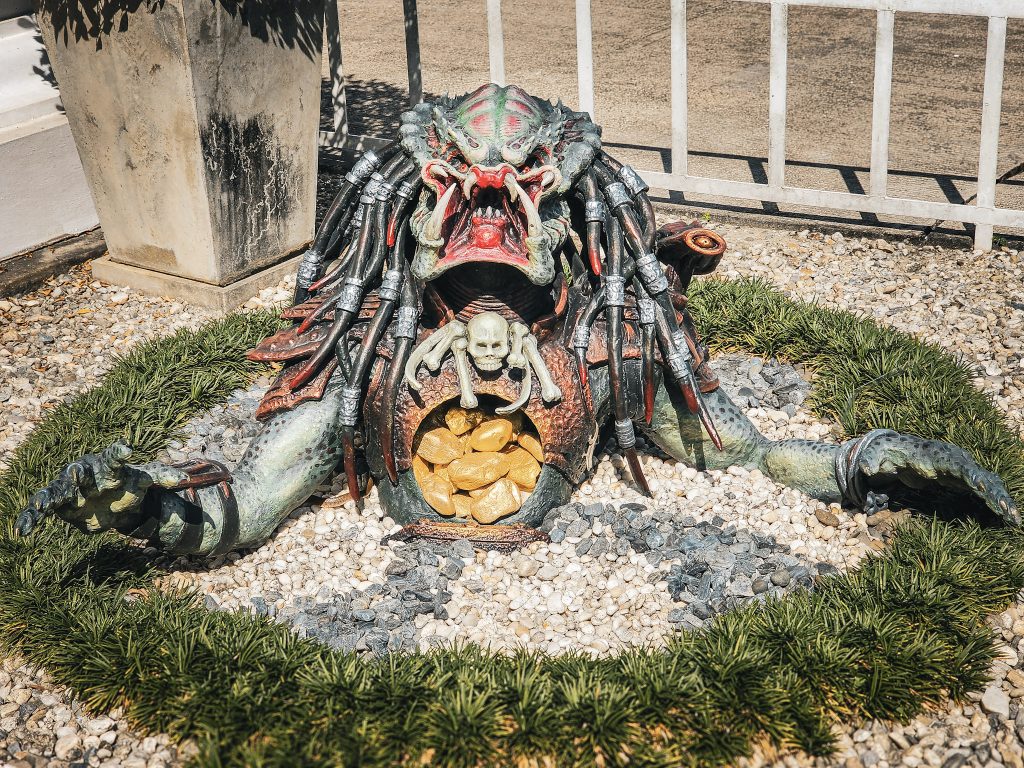 sculpture de monstre dans les jardins du temple blanc en thailande