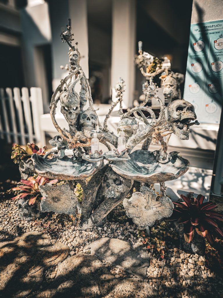 oeuvre d'art tete de mort decalée au musee du temple blanc de chiang rai
