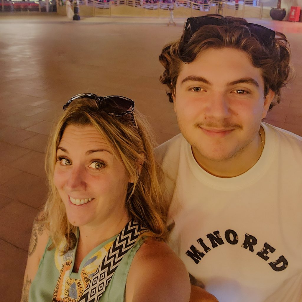 selfie mere fils le temps d'une soiree a global village dubai