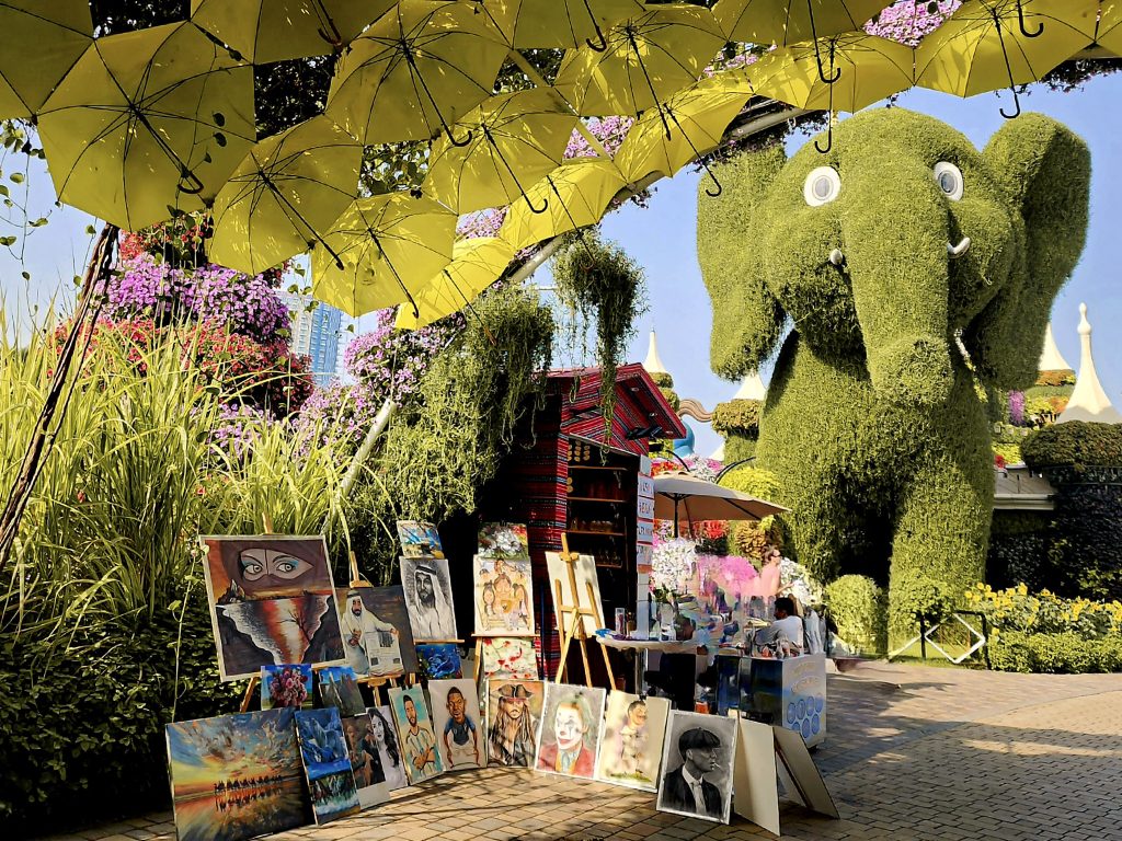 stand de vente de tableaux sous l'allée des parapluies au dubai miracle garden