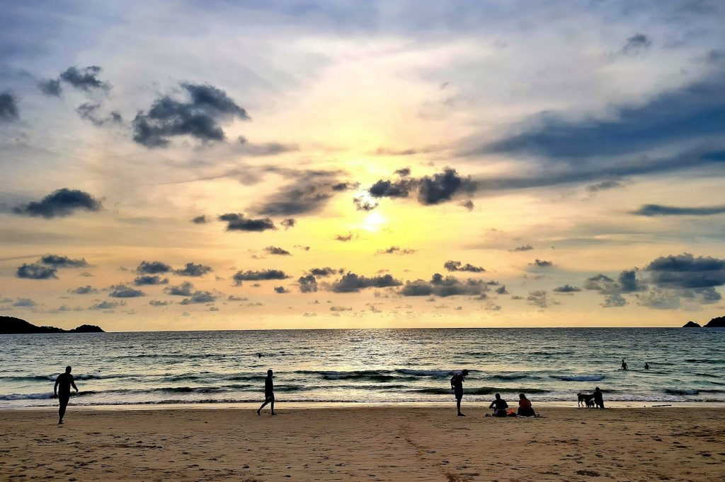 sunset sur la plage de patong a phuket