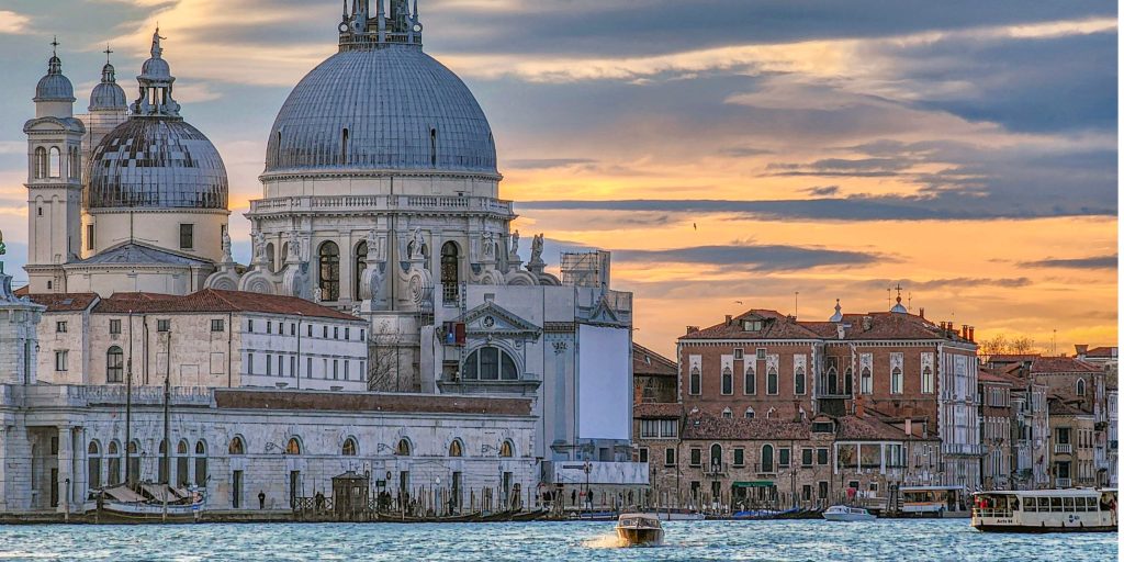 bateau au large de venise au petit matin bucket list italie