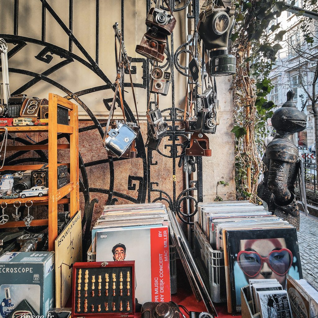 stand de vinyles et d'apareils photo vintage dans le centre ville de budapest