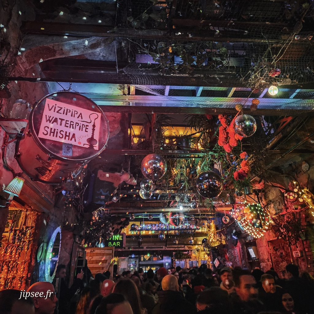decoration interieure du Szimpla Kert ruin bar de budapest