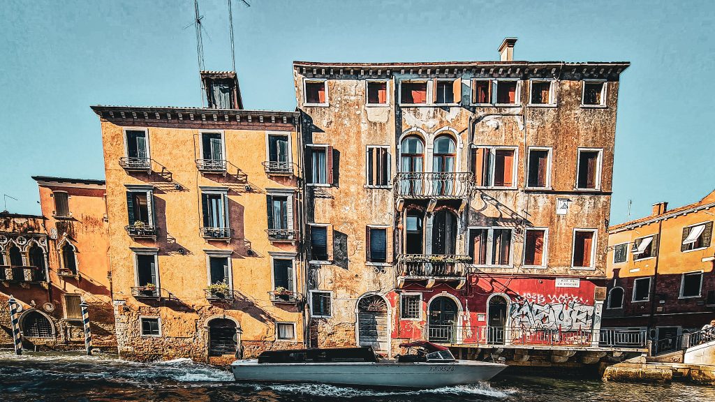bateau voguant devant des batiments typiques de venise dans le quzertier carnaregio